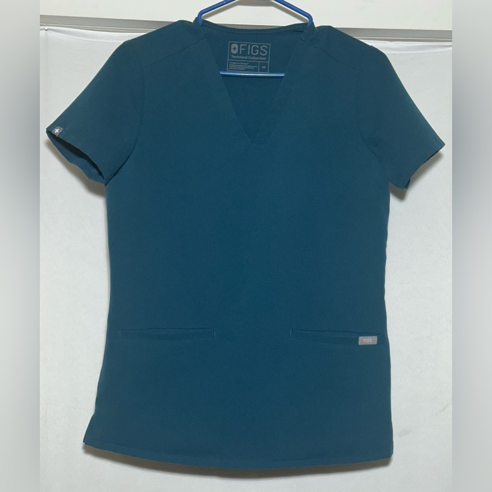 Figs XS Three pocket Casma scrub top in Caribbean Blue.
